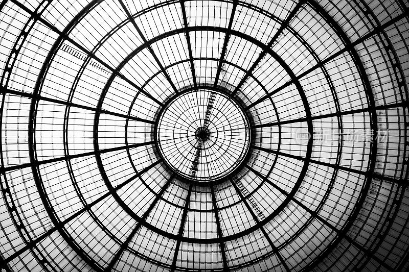 在Vittorio Emanuele II画廊的玻璃圆顶的正下方